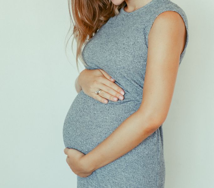 Gestante acariciando a sua barriga