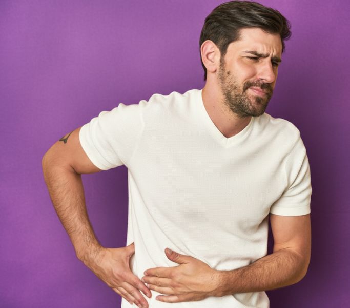 Homem apertando a próstata