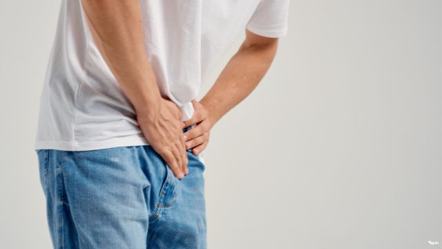 Homem com dores na próstata